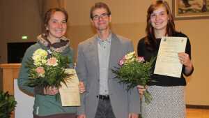 Auszeichnung im Rahmen der Mitgliederversammlung am 10.11.2016 (v.l.n.r.): Mareike Ammann, Prof. Dr. Michael Glei und Maria Wildgrube